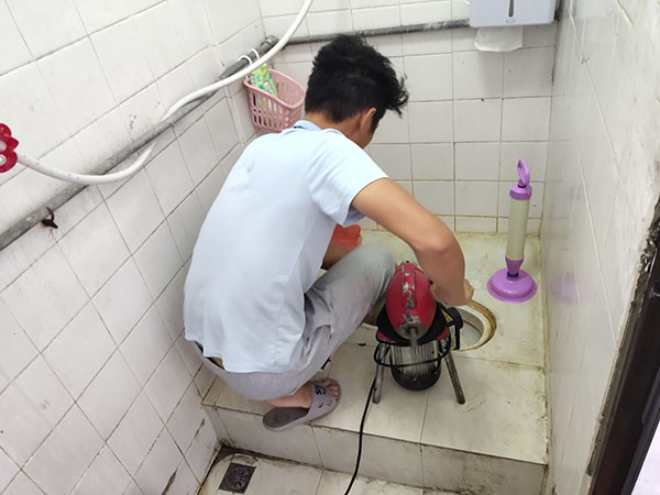 沙坡头管道堵塞冒臭气 专业师傅现场解决问题